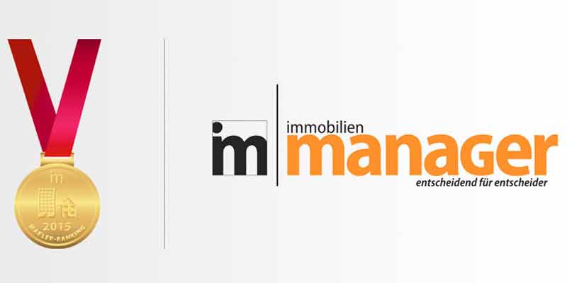 Siegel "immobilien manager" in orange und schwarz mit goldener Medaille an rotem Band links