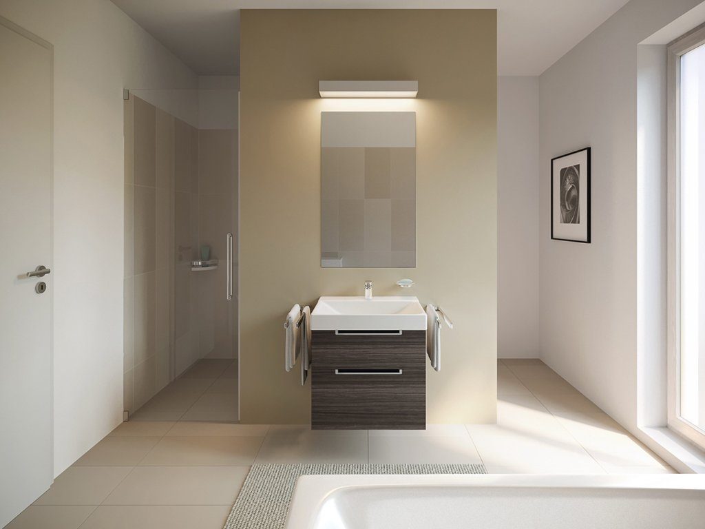 Helles, modernes Badezimmer mit einem Wand-Waschbecken in dunkler Holzoptik, großem Spiegel und beleuchtetem Bereich. Im Hintergrund eine begehbare Dusche mit Glastür. Dezente Wandfarben und Tageslicht schaffen eine einladende Atmosphäre.