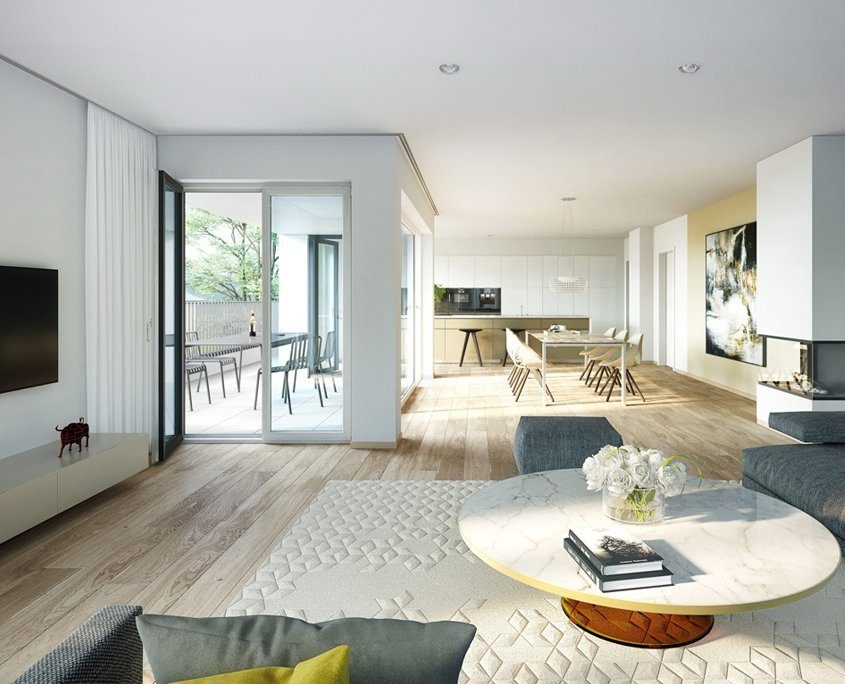 Modern eingerichtetes Wohnzimmer mit offener Küche und Essbereich. Eine Schiebetür führt zu einem Balkon mit Sitzgelegenheiten im Freien. Helle Holzböden und große Fenster lassen viel Tageslicht in den Raum. Ein runder Marmortisch steht vor einer grauen Couch. Im Essbereich befindet sich ein langer Holztisch mit mehreren Stühlen. An der Wand hängt ein großes, abstraktes Kunstwerk.