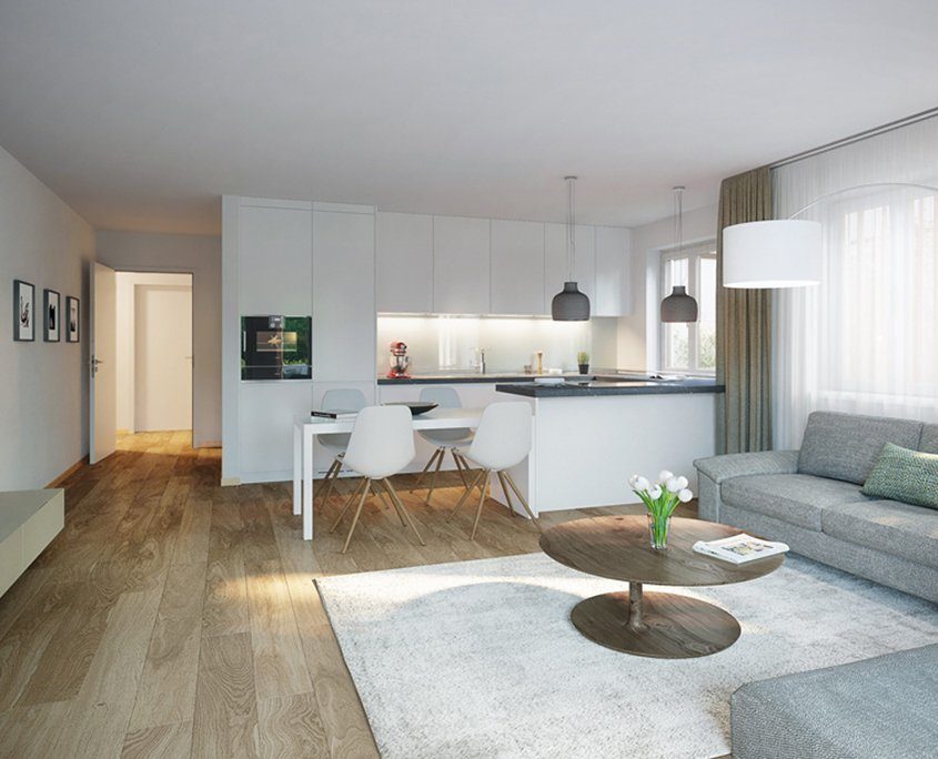Modernes, helles Wohnzimmer mit offener Küche. Weiße Küchenmöbel, ein Esstisch mit vier Stühlen und eine gemütliche graue Couch. Ein runder Holztisch im Wohnbereich steht auf einem hellen Teppich. Große Fenster mit lichtdurchlässigen Vorhängen sorgen für viel Tageslicht.
