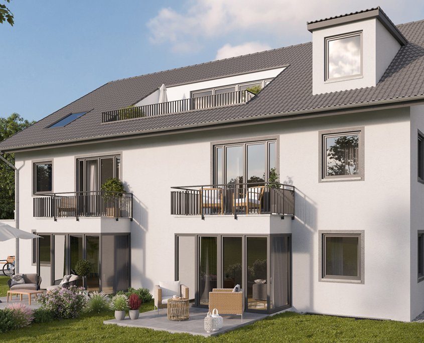 Gartenansicht eines hellen Mehrfamilienhauses mit grauem Dach und grauen Fenster Elementen. Zu sehen sind jeweils zwei Terrassen und zwei Balkone