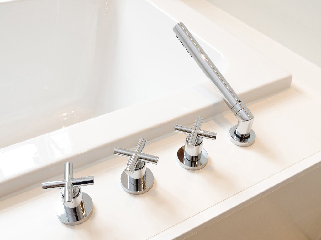 Armaturen an der Badewanne