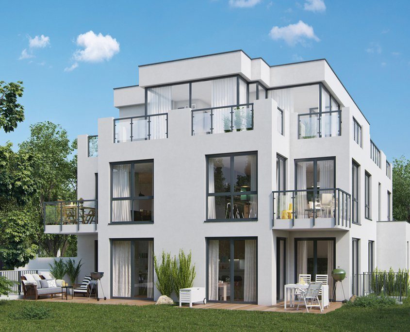Gartenansicht eines weißen Mehrfamilienhauses mit großen Fensterfronten und großzügigen Balkonen und Terrassen