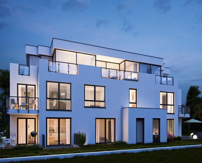 Außenaufnahme bei Dämmerung von einem weißen Mehrfamilienhaus mit grauen Fenster Elementen