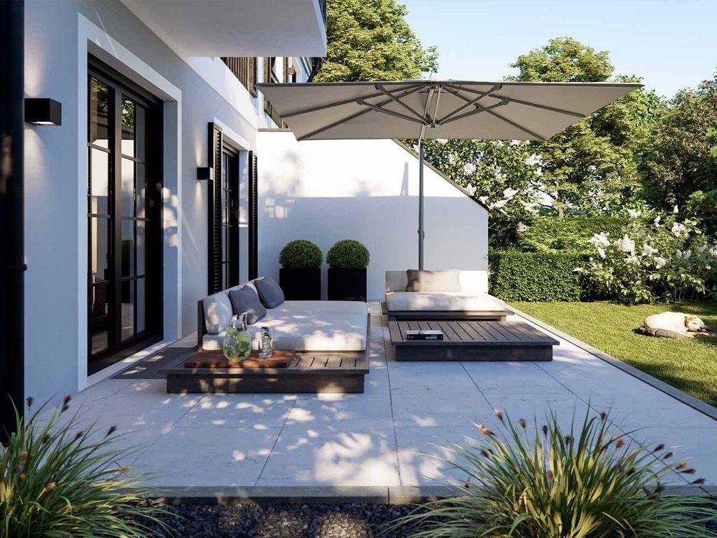 Elegante Terrasse mit hochwertigen Loungemöbeln, großem Sonnenschirm und dekorativen Pflanzen in einem gepflegten Garten. Im Hintergrund blühende Sträucher und ein schlafender Hund im Gras.