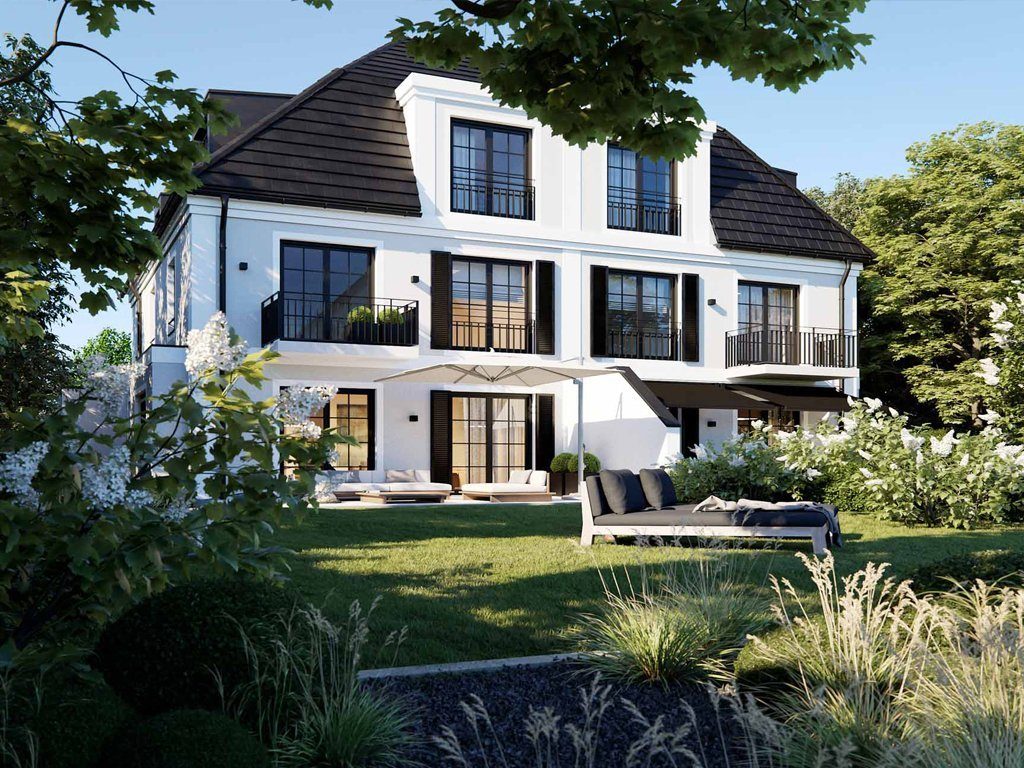Hinteransicht einer eleganten Stadtvilla mit weißer Fassade, schwarzen Fensterläden, großzügigen Balkonen und einer modernen Terrasse. Der gepflegte Garten mit blühenden Sträuchern und Liegen lädt zum Entspannen ein.