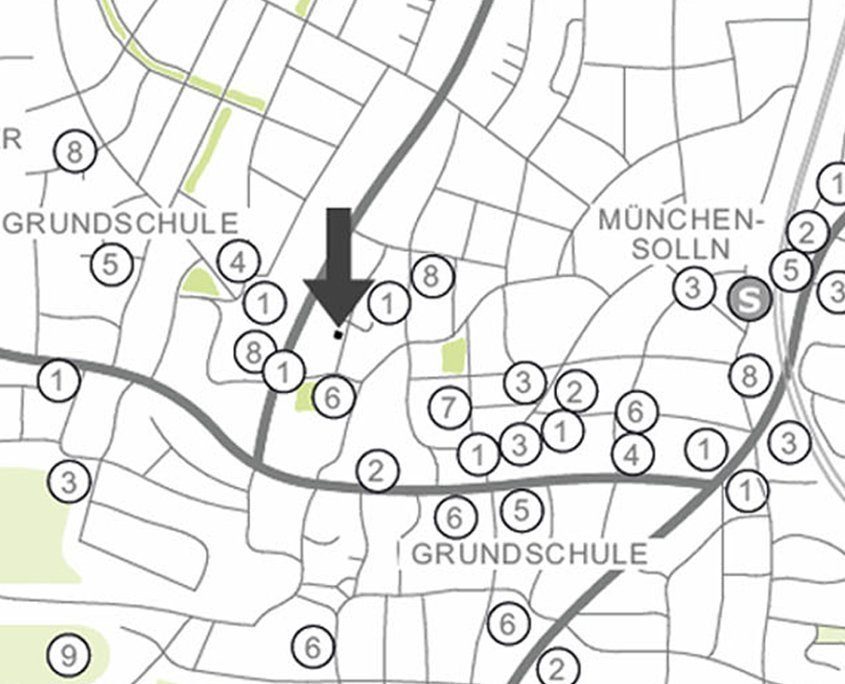 Detailausschnitt eines Lageplans von München-Solln mit Straßennetz, Schulen und markierter Position durch einen schwarzen Pfeil. Umgebung zeigt nummerierte Standorte und grüne Flächen.
