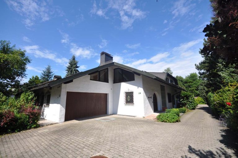 Aigner Immobilien GmbH - Immobilienangebot - 82031 Grünwald - Grünwald - Doppelhaushälfte - Renovierungsbedürftige DHH mit traumhaften Grundstück in Grünwald gegen Gebot