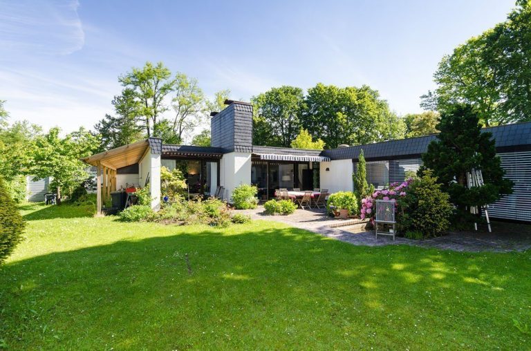 Aigner Immobilien GmbH - Immobilienangebot - 82031 Grünwald - Grünwald - Doppelhaushälfte - Luxus-Bungalow an der Hochleite/Geiselgasteig.Großer Garten, Sauna, Schwimmhalle und Einliegerwohnung.