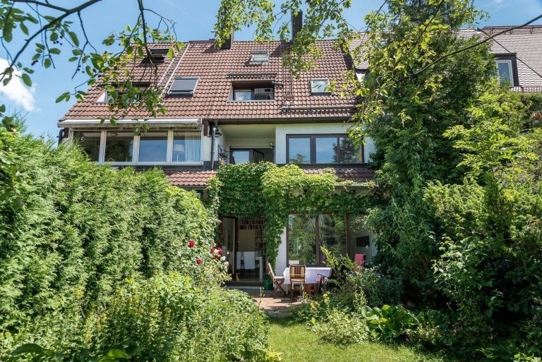 Aigner Immobilien GmbH - Immobilienangebot - 80638 München - Nymphenburg - Reihenmittelhaus - Idyllisches Reihenhaus mit kleinem Westgarten und Dachstudio in Nymphenburg