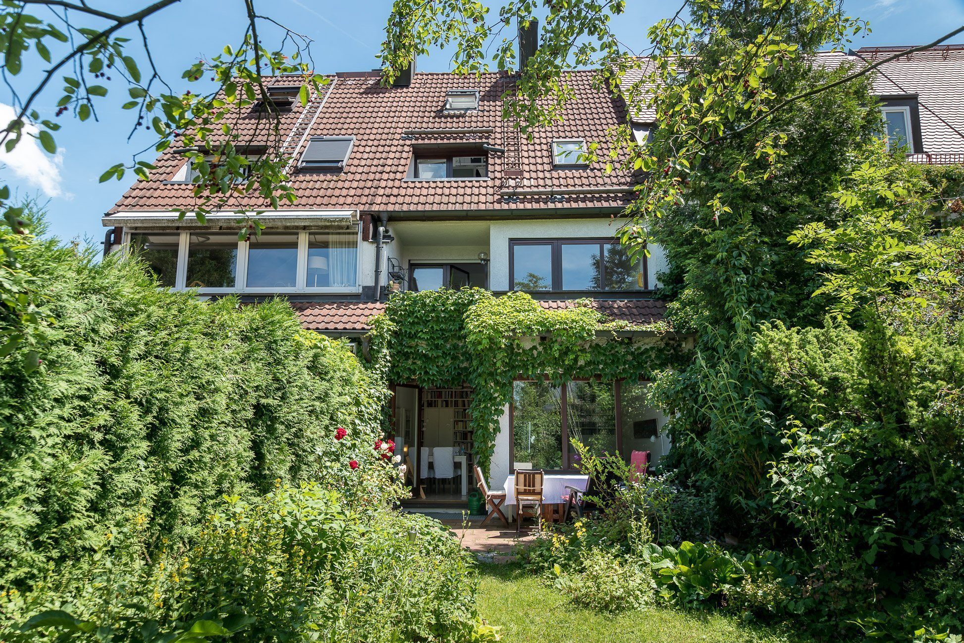Aigner Immobilien GmbH - Immobilienangebot - 80638 München - Nymphenburg - Reihenmittelhaus - Idyllisches Reihenhaus mit kleinem Westgarten und Dachstudio in Nymphenburg