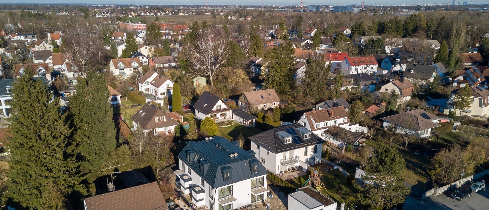 33847_Wohnen an der Aubinger Lohe_Lage_SLIDER Drohnenansicht: Blick auf freistehende Neubauvillen in Aubing