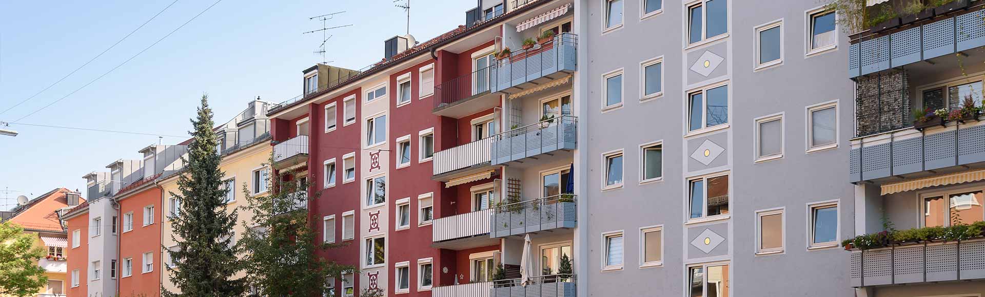 Ansicht verschiedener Hausfassaden von Mehrfamilienhäusern