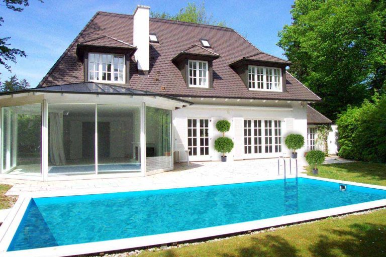 Aigner Immobilien GmbH - Immobilienangebot - 82031 Grünwald - Grünwald - Villa - Eiskaffee am Pool.....? Weiße Villa im französischen Landhaus-Stil in Grünwald