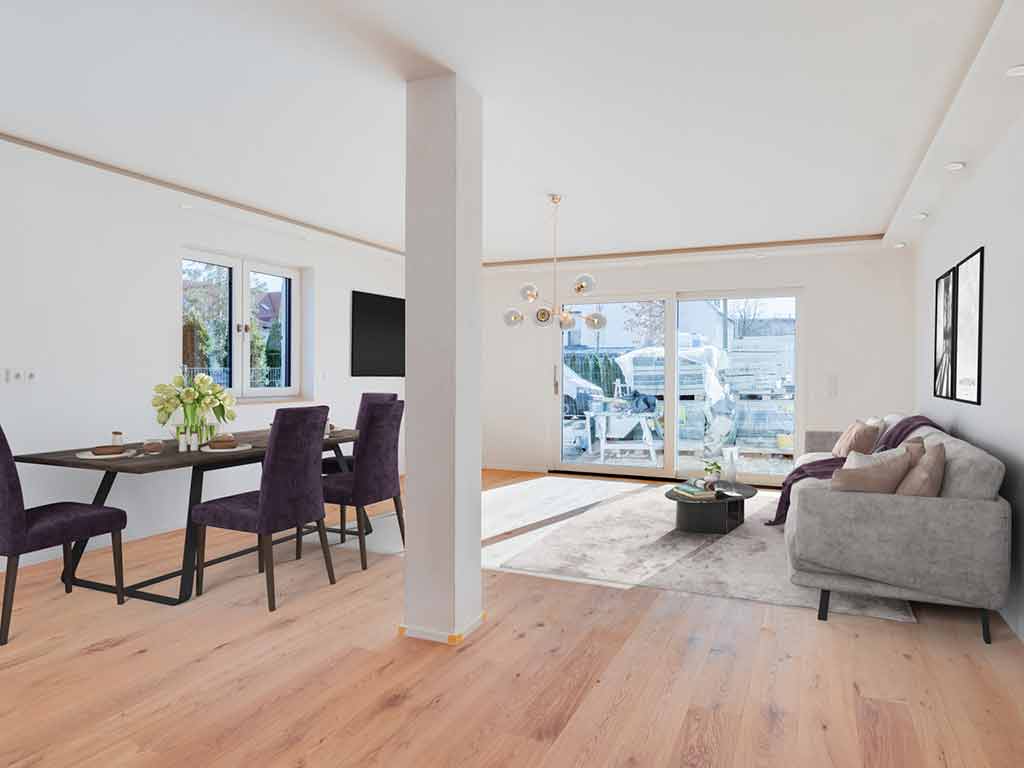 Modernes Wohnzimmer mit grauem Sofa, rundem Couchtisch, Essbereich mit violetten Polsterstühlen, großen Fenstern und Zugang zur Terrasse. Lichtdurchfluteter Raum mit Holzfußboden.