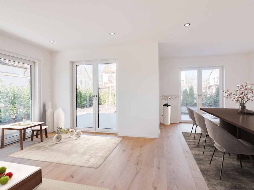 Großer Wohnbereich mit hellem Holzfußboden, Esstisch mit grauen Polsterstühlen, Spielbereich mit Kindertisch und Dreirad sowie großen Fenstertüren mit Blick auf den Garten.