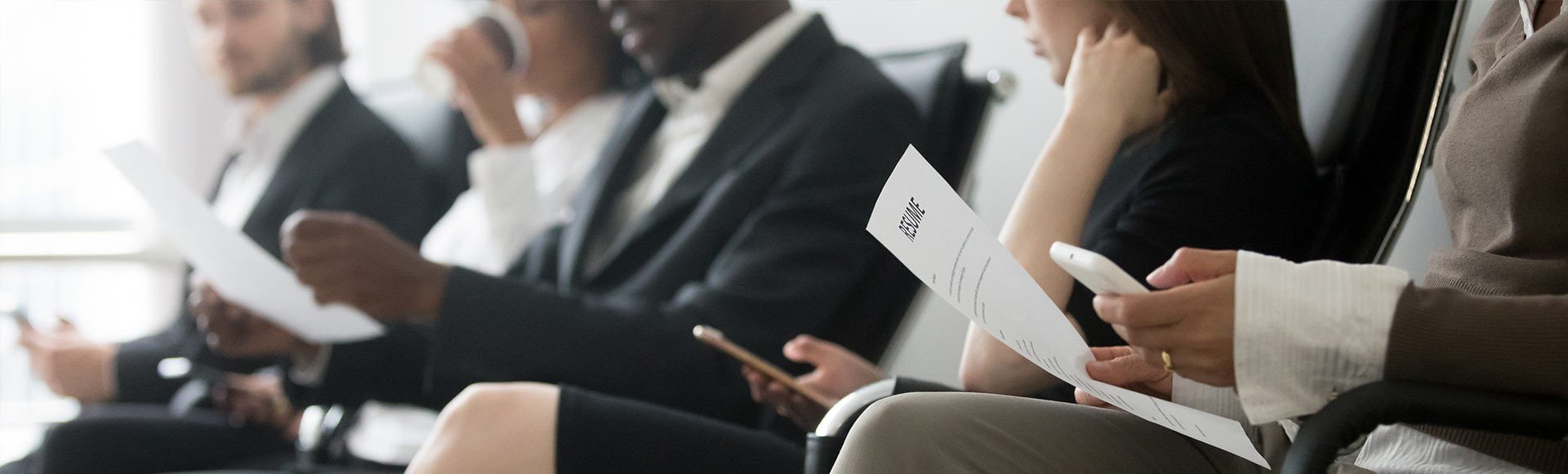 zwischenbilianzkonferenz-min-2020 Teilnehmer eines Vortrages, die ein Resume in der Hand halten