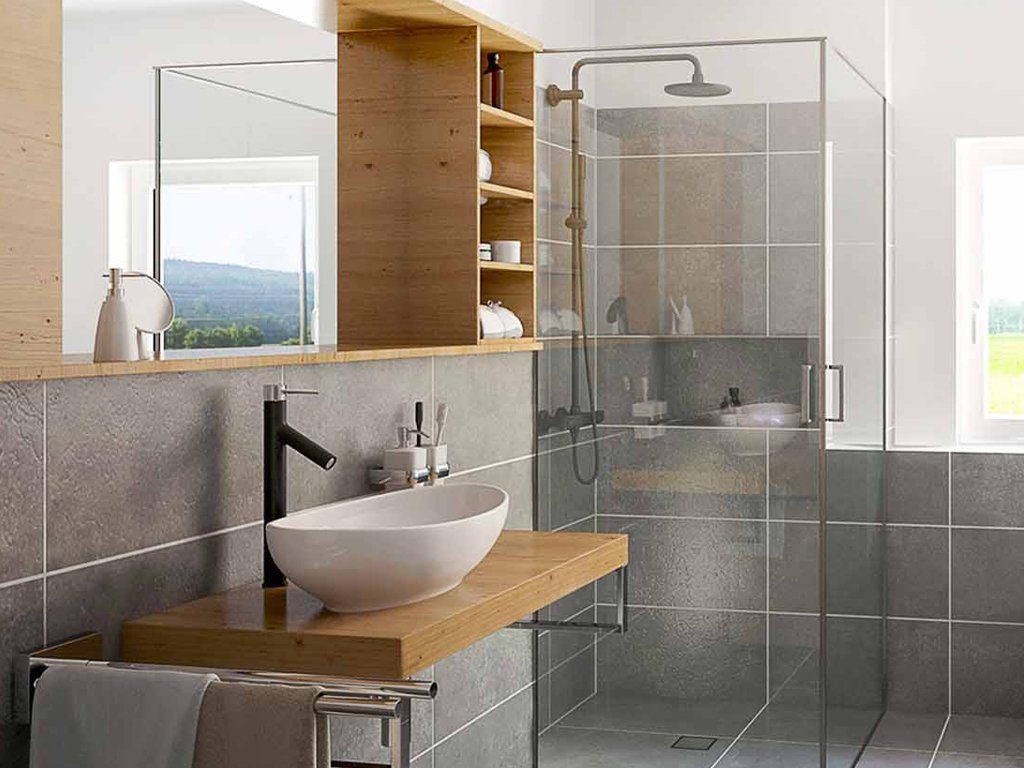 Elegantes Badezimmer mit grauen Fliesen, einer Walk-In-Dusche und einem Holzwaschtisch mit Aufsatzwaschbecken. Offenes Regal aus Holz und großer Spiegel. Fenster mit Blick ins Grüne.