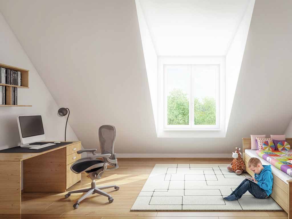 Freundlich eingerichtetes Kinderzimmer im Dachgeschoss mit Schreibtisch, ergonomischem Stuhl und gemütlicher Spielecke. Ein Kind sitzt auf dem Teppich und liest.