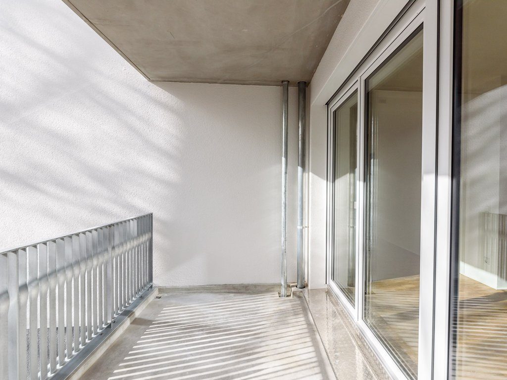 Moderner Balkon - Innenansicht mit Sichtbeton