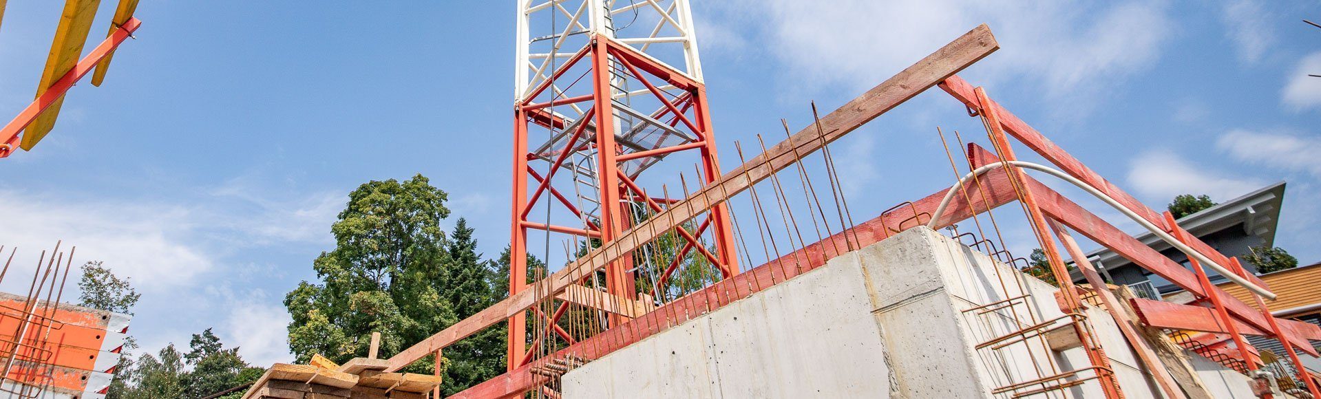 Eine Baustelle im Stillstand aufgrund von Materialengpässen