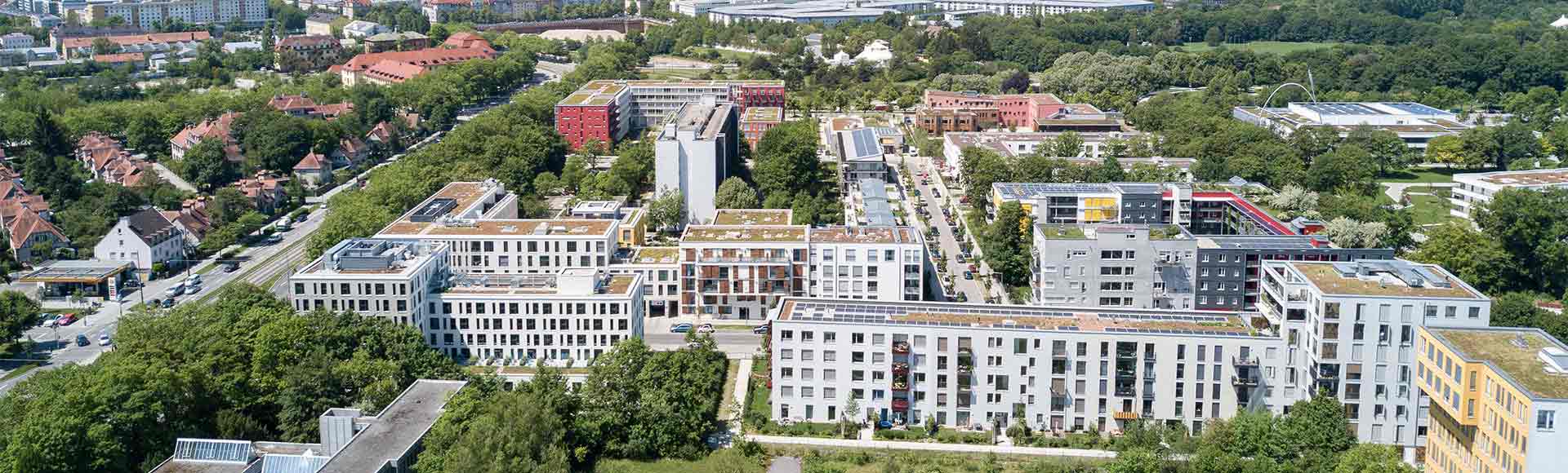 Umfrage Vogelperspektive auf mehrere Mehrfamilienhäuser