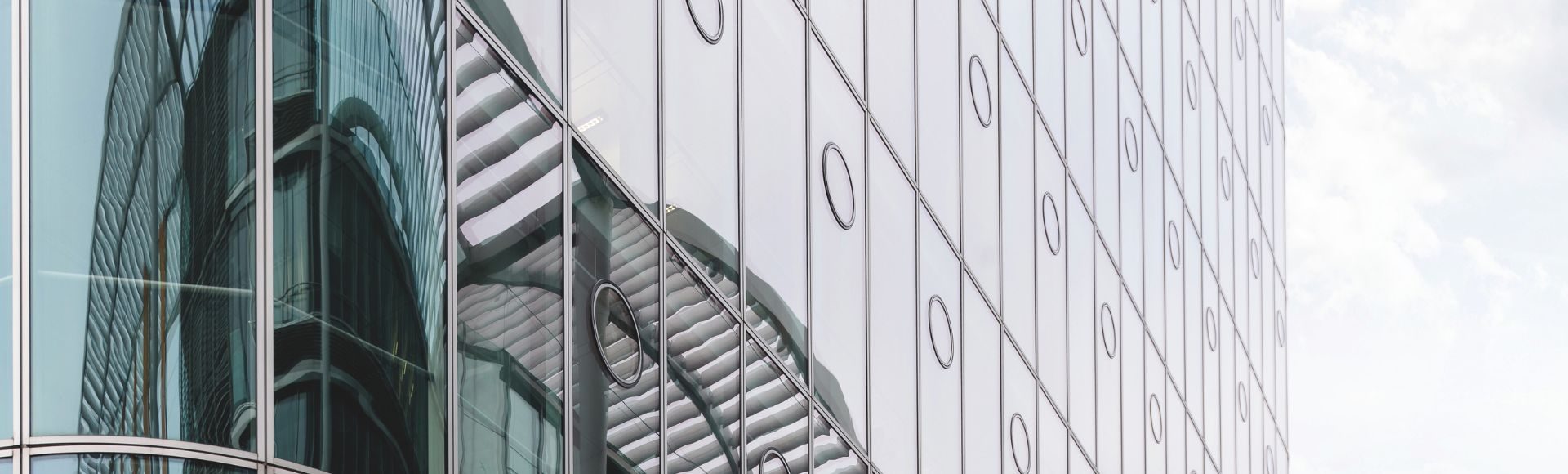 Ansicht einer Glasfront Bürohochhaus