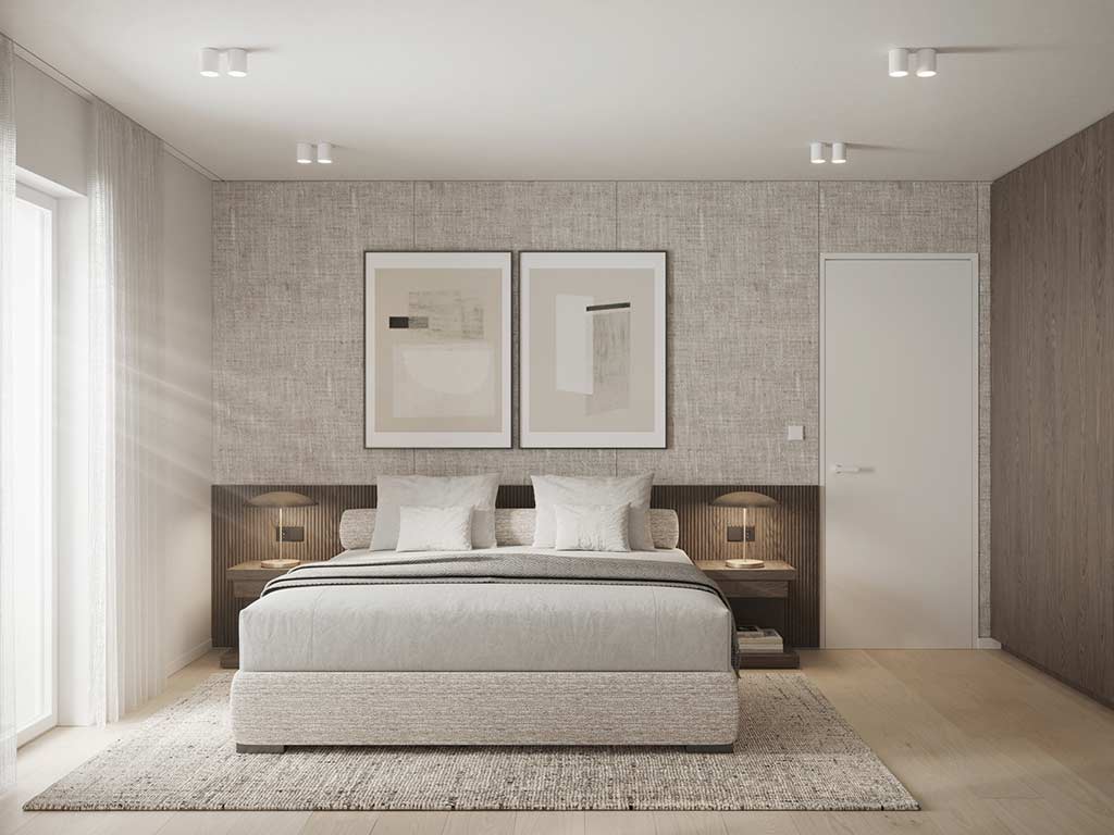 Schlafzimmer mit grauem Boxspringbett und hellgrauen Wänden