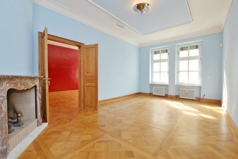 Aigner Immobilien GmbH - Immobilienangebot - 80538 München - Lehel - Etagenwohnung - Schöne 6-Zimmer Altbauwohnung, Renovierungsbedarf, Süd-/Ostbalkon
