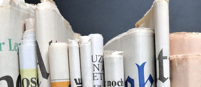 Mehrere Zeitungen aufeinander gestapelt