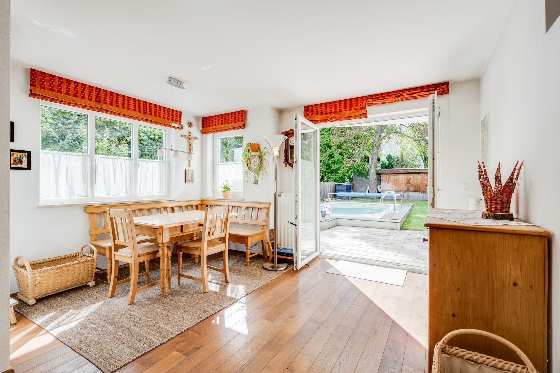 Aigner Immobilien GmbH - Immobilienangebot - 80992 München - Moosach - Doppelhaushälfte - Doppelhaushälfte mit 6 Zimmern und Pool - Hier hat wirklich die ganze Familie Platz!