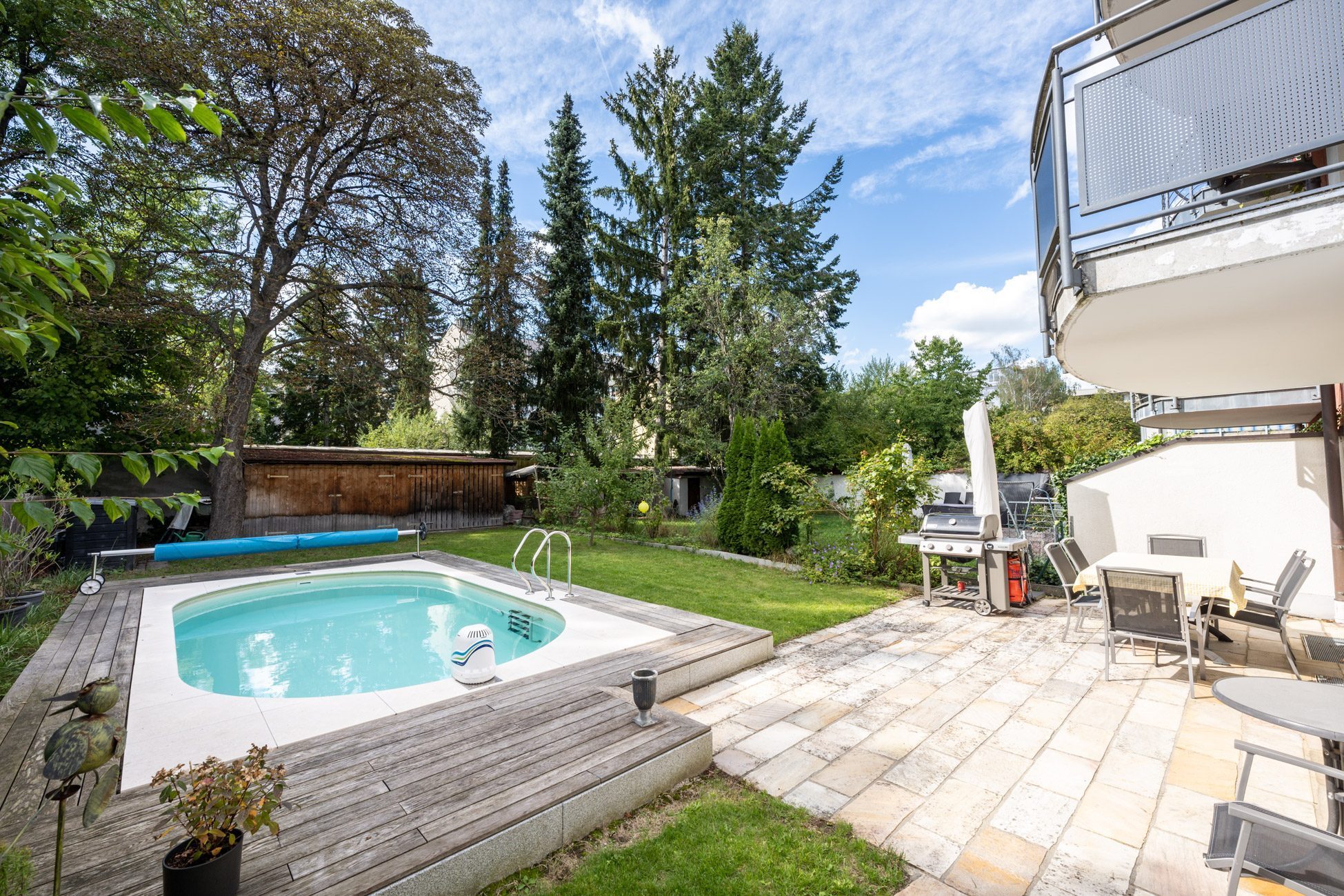 Aigner Immobilien GmbH - Immobilienangebot - 80992 München - Moosach - Doppelhaushälfte - Doppelhaushälfte mit 6 Zimmern und Pool - Hier hat wirklich die ganze Familie Platz!