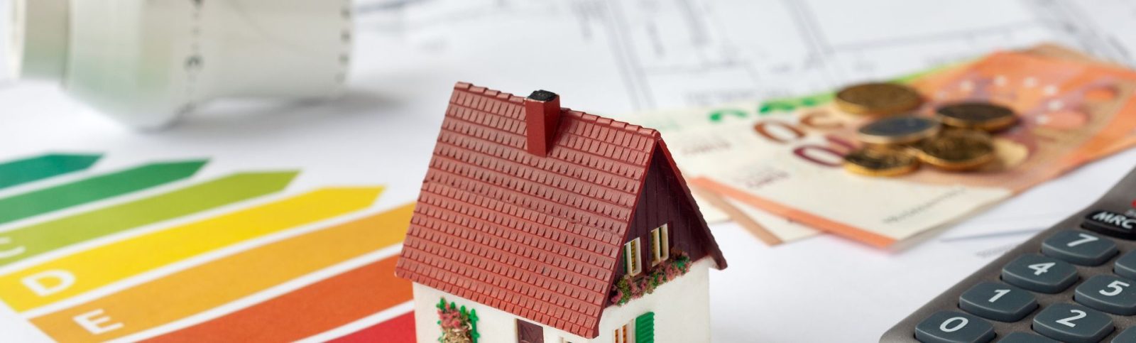 Symbolbild: Haus mit Skala Energieausweis
