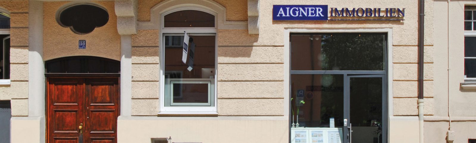 Fassade Aigner Immobilien Büro in Schwabing