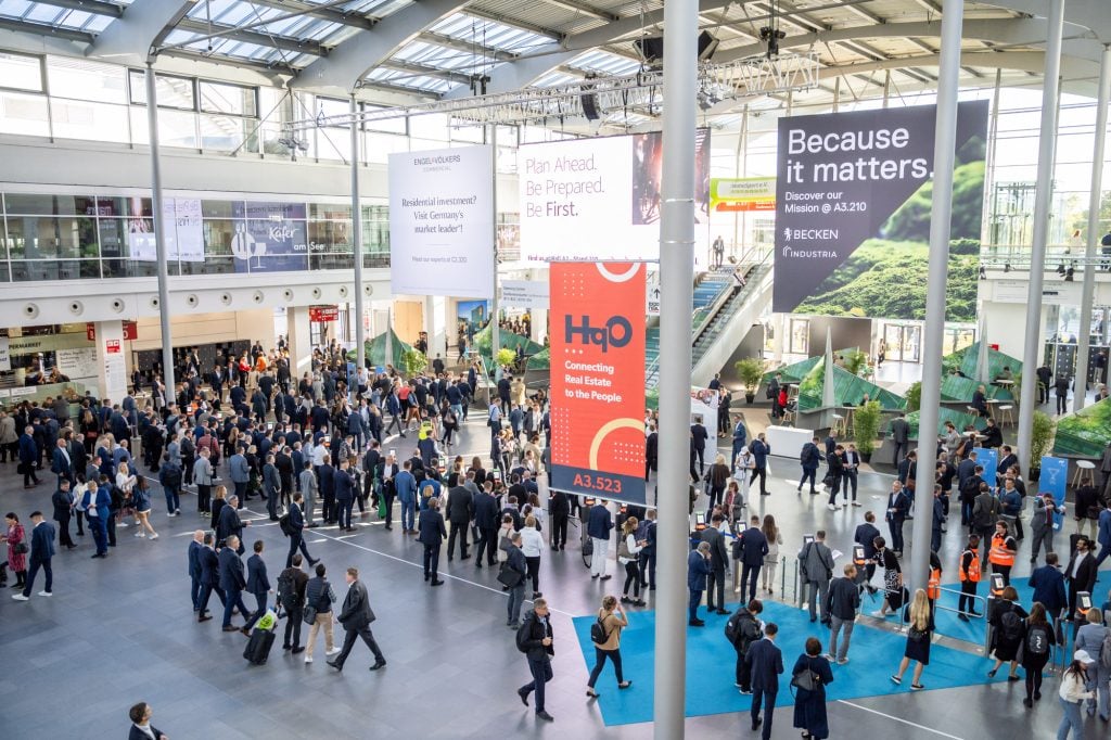 Besucher der Exporeal im Foyer der Messe