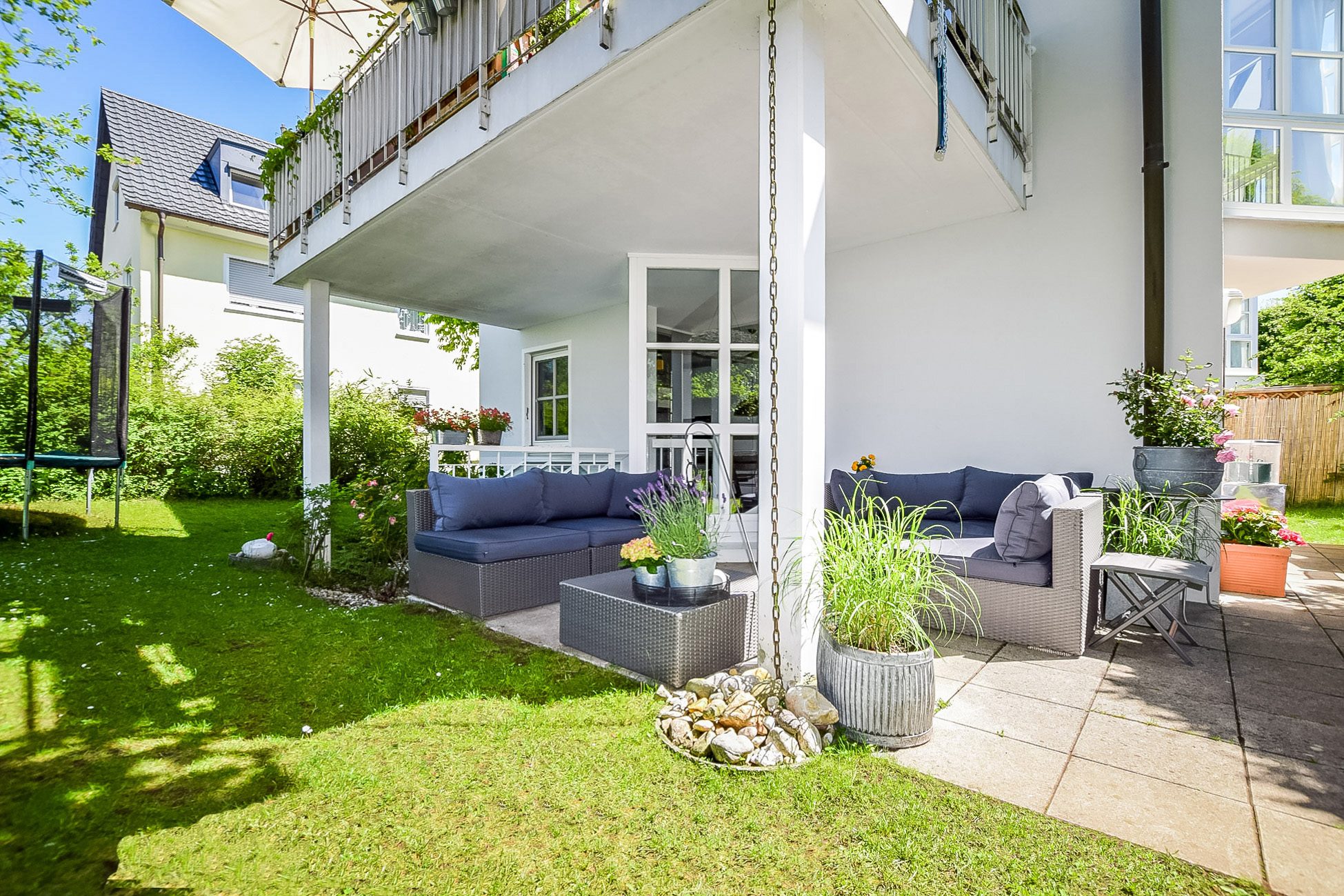 Aigner Immobilien GmbH - Immobilienangebot - 81247 München - Obermenzing - Erdgeschosswohnung - Gartentraum: Exklusives Wohnen mit zwei Terrassen in ruhiger Lage