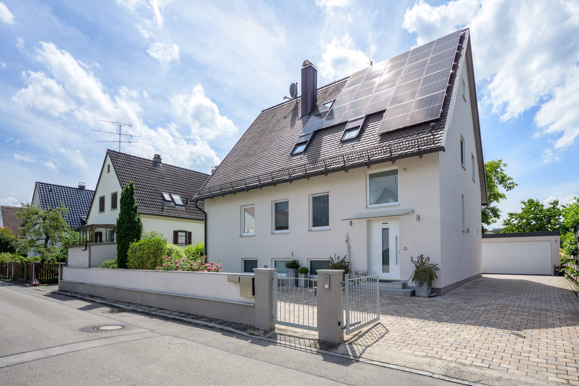 000KurzHausansicht Aigner Immobilien GmbH - Immobilienangebot - 85241 Hebertshausen - Hebertshausen - Einfamilienhaus - Rarität: Modernes Einfamilienhaus mit Traumgarten in Hebertshausen