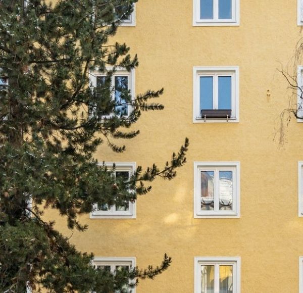Gelbe Fassade Mehrfamilienhaus