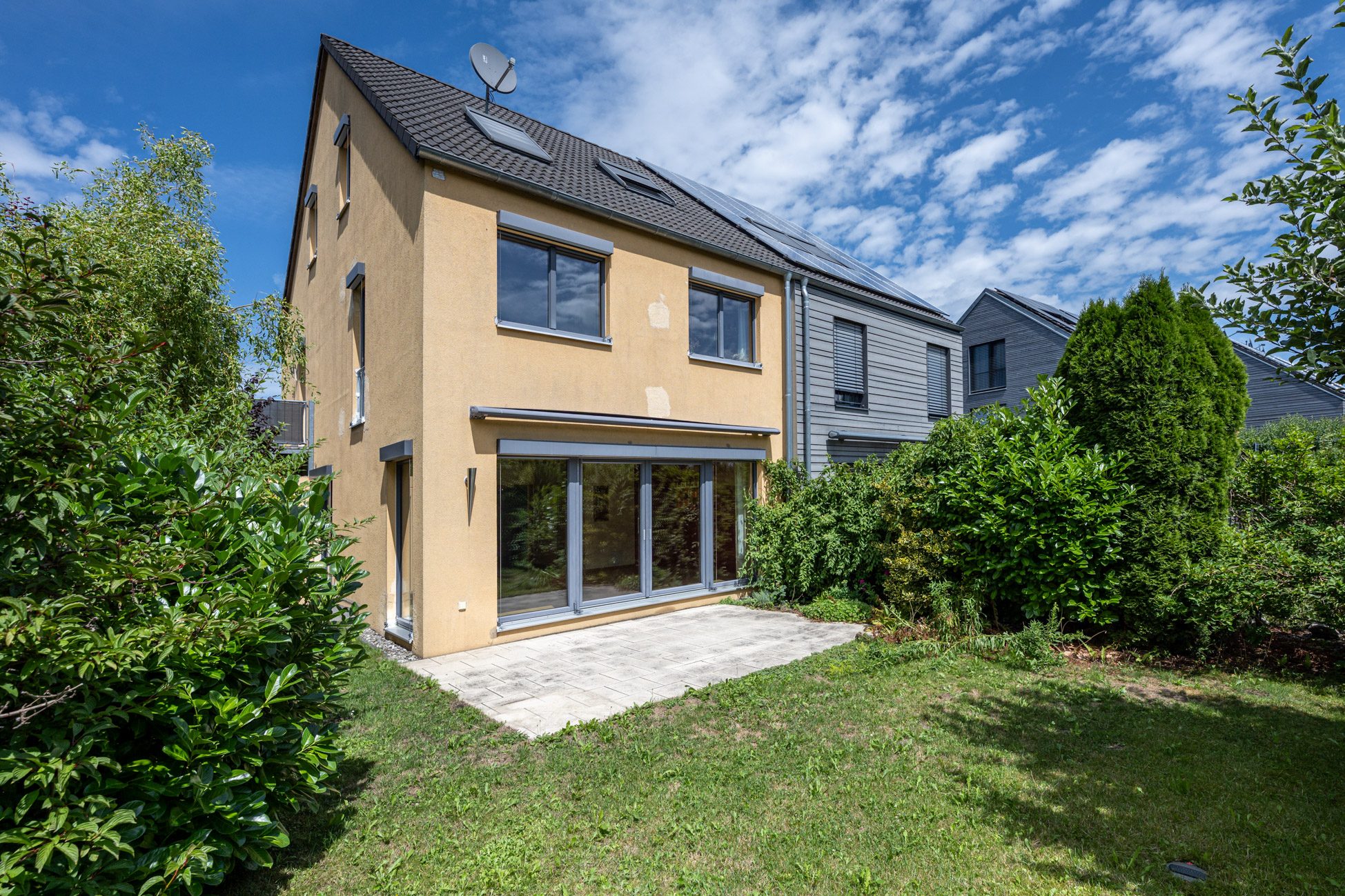 Aigner Immobilien GmbH - Immobilienangebot - 80995 München - Feldmoching - Doppelhaushälfte - Großzügige ökologische Doppelhaushälfte mit sonnigem Garten! Ideal für Familie mit Kindern!