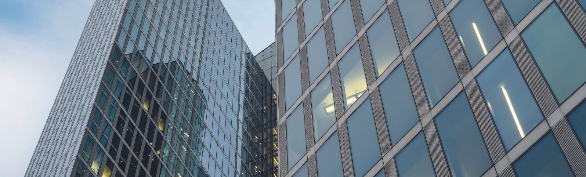 Investmentimmobilien Ansicht einer gläsernen Bürofassade