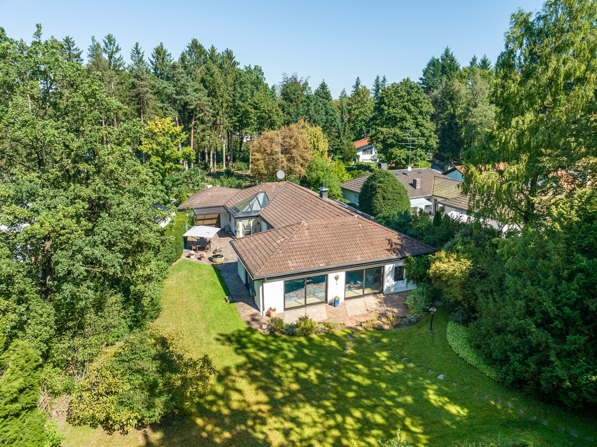 Aigner Immobilien GmbH - Immobilienangebot - 85598 Baldham - Baldham - Einfamilienhaus - Willkommen im Paradies: Einfamilienhaus mit Pool, Sauna und eigenem Waldgrundstück