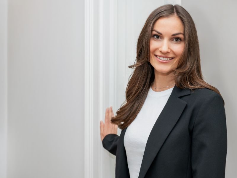 Nicita Succo, Immobilienmaklerin
