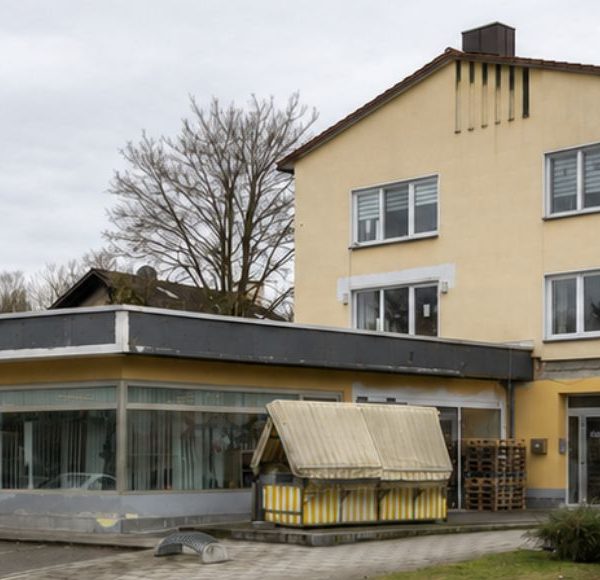 Gewerbeimmobilie mit Parkplatz