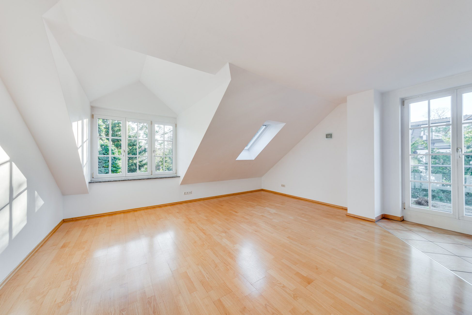Aigner Immobilien GmbH - Immobilienangebot - 81247 München - Obermenzing - Dachgeschosswohnung - Dachgeschossjuwel in Obermenzing - Lichtdurchflutete 2,5-Zimmer-Wohnung mit Westbalkon!