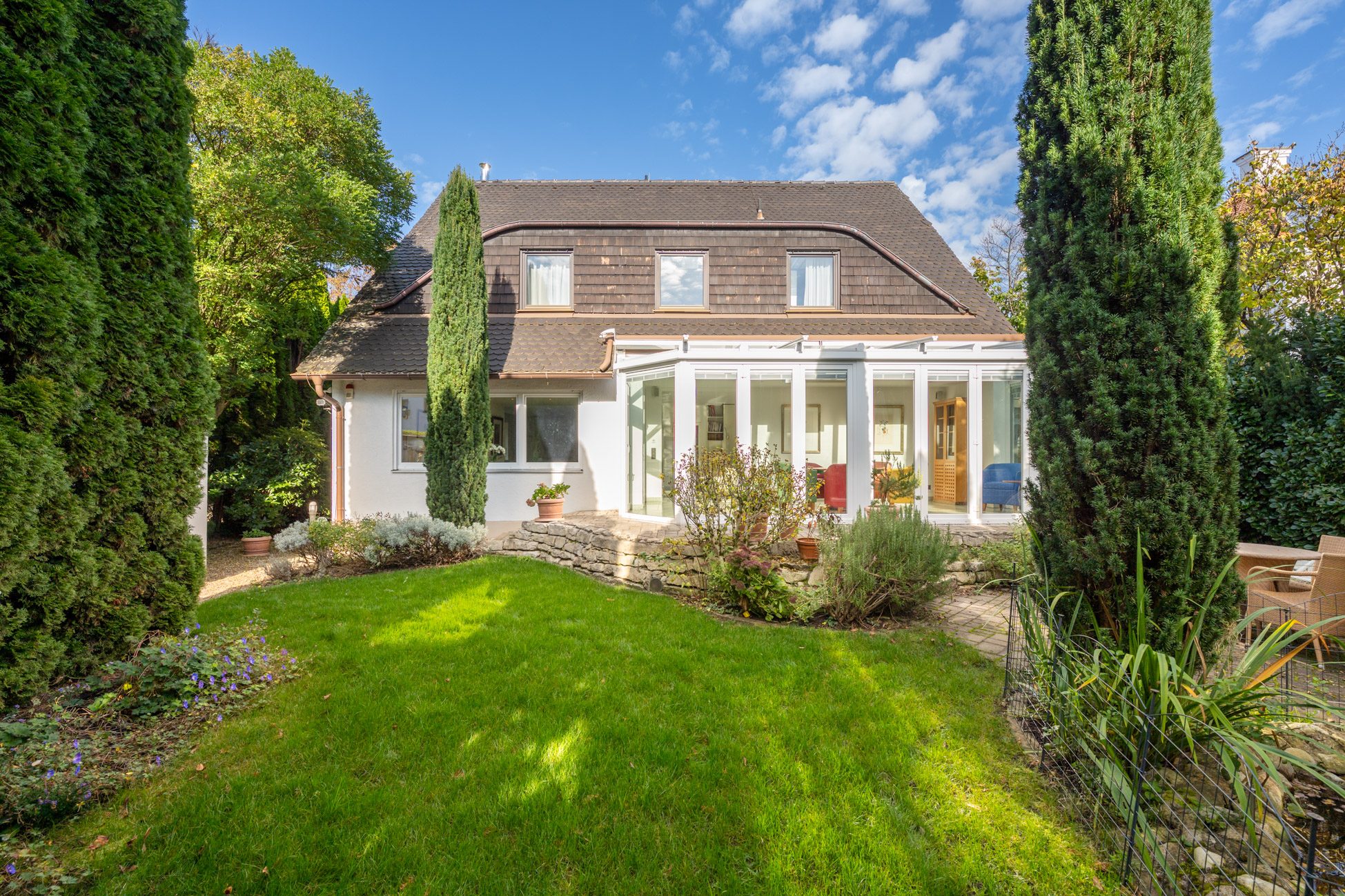 Aigner Immobilien GmbH - Immobilienangebot - 81375 München - Großhadern - Einfamilienhaus - Luxuriös saniertes Einfamilienhaus mit Luxusküche und uneinsehbarem Südgarten in Hadern