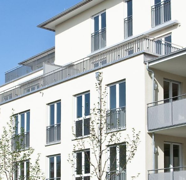 Hochwertige Neubauwohnungen mit großzügigen Balkonen, moderne Architektur mit hellen Fassaden