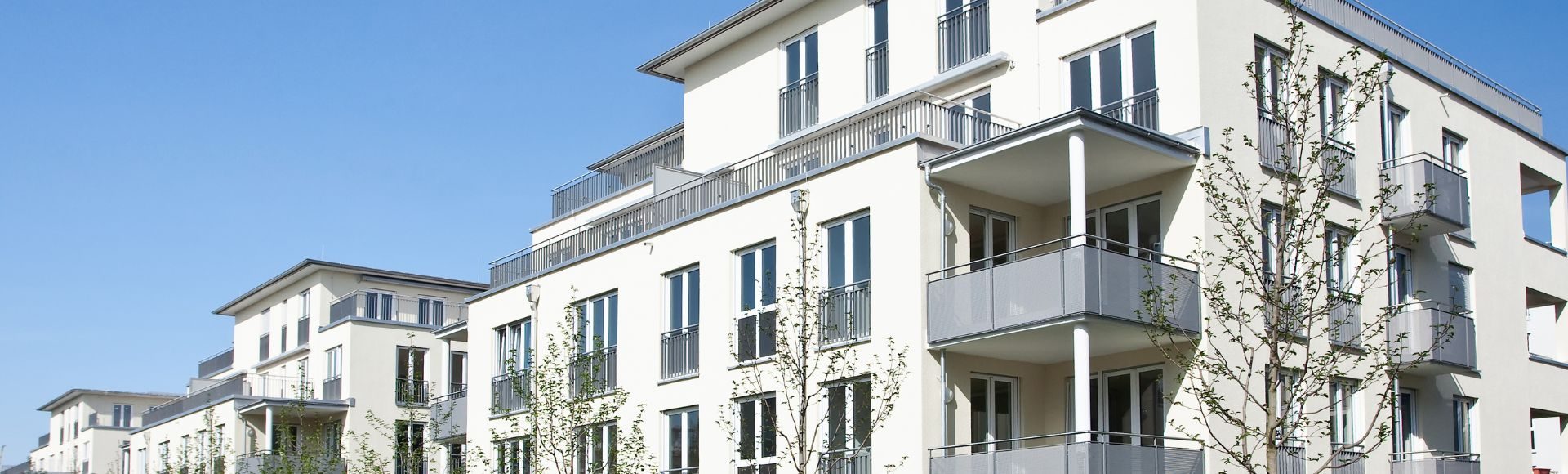 Hochwertige Neubauwohnungen mit großzügigen Balkonen, moderne Architektur mit hellen Fassaden