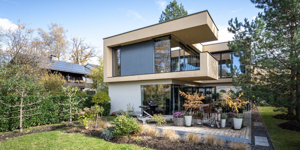 Modernes zweigeschossiges Architektenhaus mit großer Glasfront, Terrasse und gepflegtem Garten