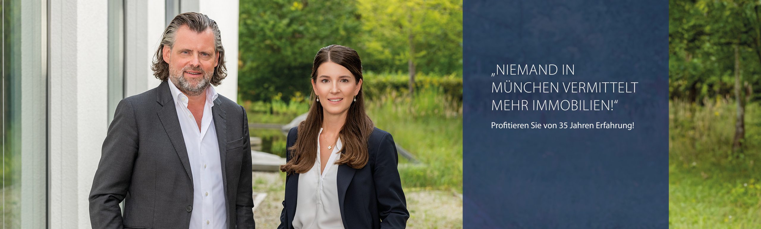 Aigner Immobilien Geschäftsführung, Thomas Aigner & Jenny Steinbeiß mit einem Banner "Niemand in München vermittelt mehr Immobilien! - Profitieren Sie von 35 Jahren Erfahrung!"