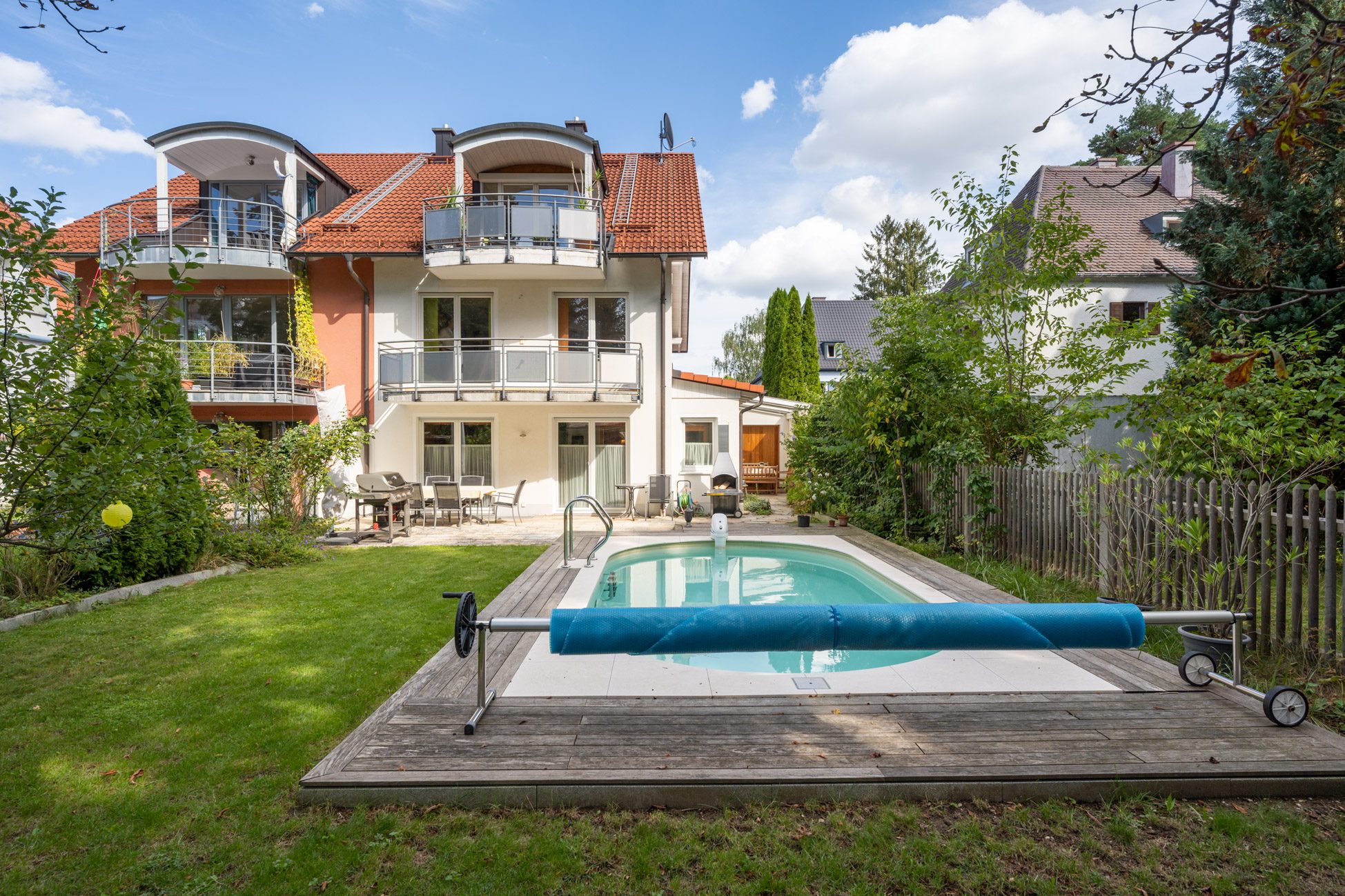 Aigner Immobilien GmbH - Immobilienangebot - 80992 München - Moosach - Doppelhaushälfte - Doppelhaushälfte mit 6 Zimmern und Pool - Hier hat wirklich die ganze Familie Platz!